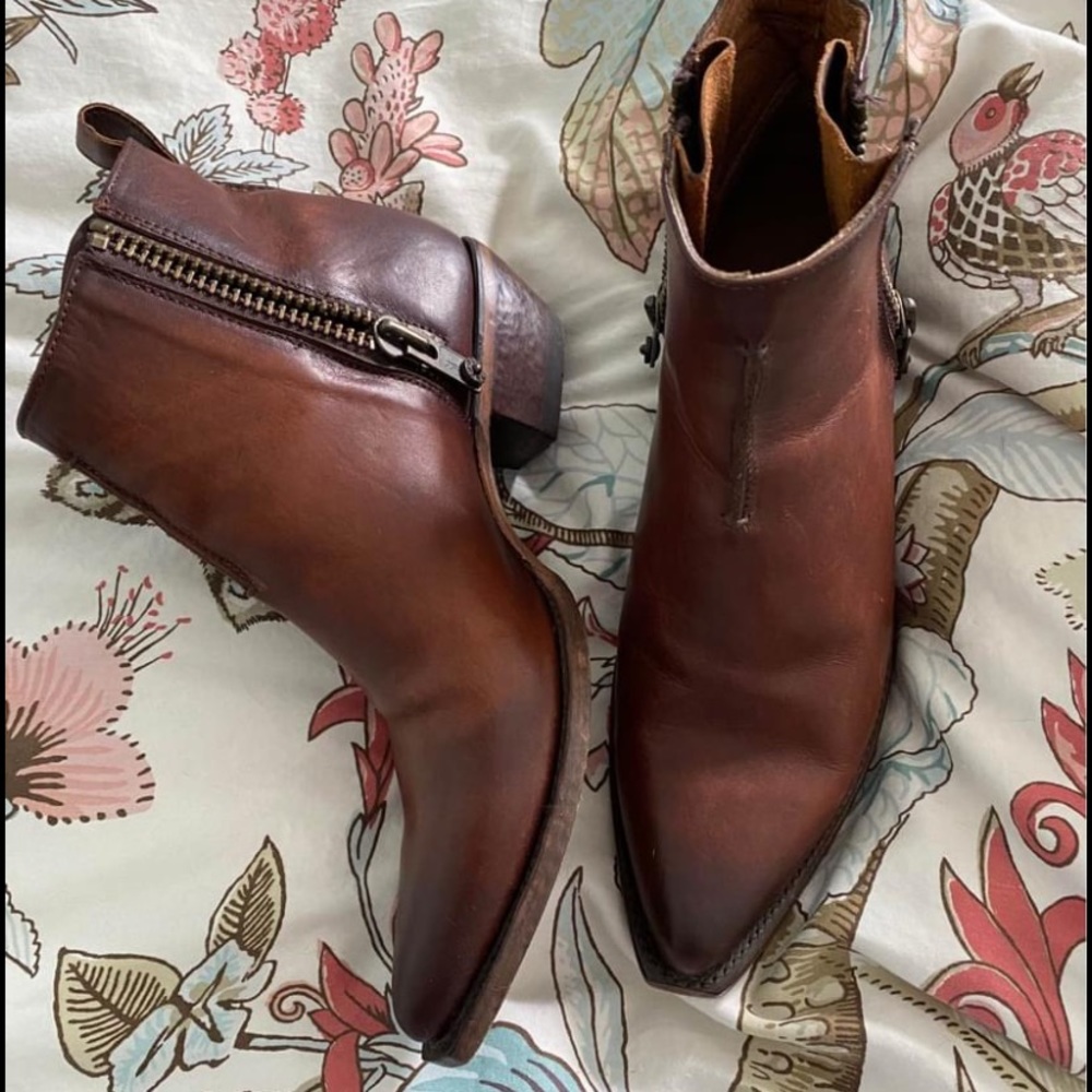Frye Sacha Moto Shortie boots size 9 in cognac.